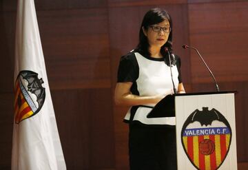 Fue elegida como presidenta del Valencia en 2014 por el consejo de administración del club. Considerada la mano derecha del dueño del club, Peter Lim, y persona de confianza del inversor de Singapur, ejerció como presidenta hasta abril de 2017. Layhoon Chan regresa a la primera línea de fuego como presidenta cinco años después.