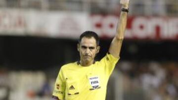 Velasco Carballo marca una acción en un partido.
