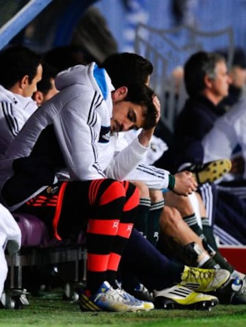 La temporada 2012-2013 se sald¨® con la Supercopa de Espa?a lograda ante el Barcelona. En esa campa?a Casillas perdi¨® la titularidad, en lo que pretend¨ªa ser un toque de atenci¨®n de Jos¨¦ Mourinho por su irregular inicio de temporada. Otras versiones lo achacan a la mala relaci¨®n entre el capit¨¢n y el entrenador portugu¨¦s.
