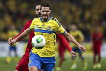 El jugador de Portugal, Hugo Almeida, disputa un balón con el jugador de Suecia, Per Nilsson durante el partido que enfrenta a la selección de portugal con la de Suecia, para la clasificación para el Mundial de Brasil 2014 en el Friends Arena de Solna.