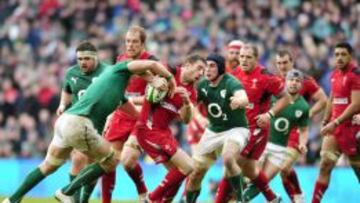 Rhys Priestland es parado por Irlanda.