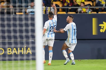 Dioni felicita a Castel por su gol en Cádiz.