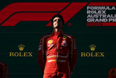 Carlos Sainz, desde el escalón más alto del podio, escucha el himno de España, que suena en homenaje al triunfo del piloto español.