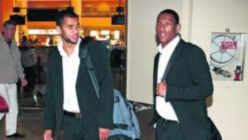 <b>DE VIAJE. </b>Barros y Adriano, el fichaje de invierno, a la salida de Málaga con destino a Bilbao.