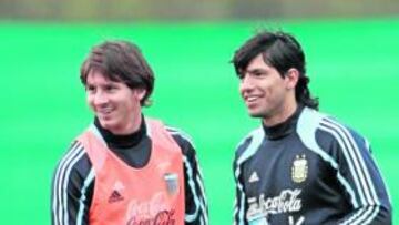 <b>FELICES. </b>Messi y Agüero, en un parón del entrenamiento de la selección argentina.