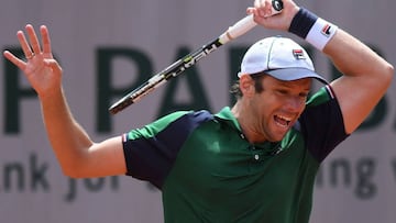 Argentina&#039;s Horacio Zeballos returns the ball to Croatia&#039;s Ivo Karlovic during their tennis match at the Roland Garros 2017 French Open on May 31, 2017 in Paris.  / AFP PHOTO / GABRIEL BOUYS