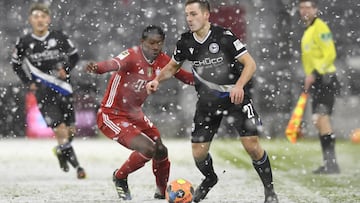 Bayern&#039;s David Alaba, left, fights for the ball with Arminia&#039;s Cedric Brunner during a German Bundesliga soccer match between Bayern Munich and Arminia Bielefeld at the Allianz Arena in Munich, Germany, Monday, Feb. 15, 2021. (AP Photo/Andreas S