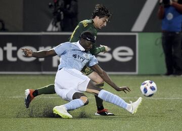 Ike Opara y Jorge Villafana se enfrascaron en sórdido duelo por la banda izquierda.