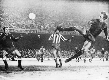 Famoso gol de 'Espuela' ( gol de tal¨®n) de Cruyff al Atl¨¦tico de Madrid en la temporada 73/74.