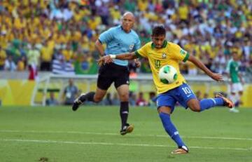 Neymar marca el 1-0 con un gran zurdazo.