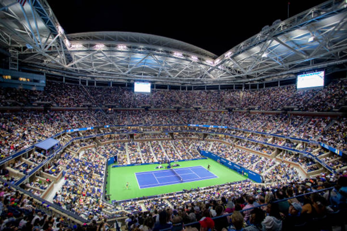 How many courts does the US Open have? AS USA
