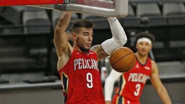 SAN ANTONIO, TX - FEBRUARY 27:  Willy Hernangomez dunks against the San Antonio Spurs in the second half at AT&amp;T Center on February 27, 2021 in San Antonio, Texas.  NOTE TO USER: User expressly acknowledges and agrees that , by downloading and or using this photograph, User is consenting to the terms and conditions of the Getty Images License Agreement. (Photo by Ronald Cortes/Getty Images)
 PUBLICADA 13/03/21 NA MA25 3COL