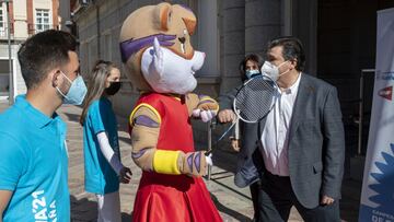 El alcalde de Huelva, Gabriel Cruz, con &#039;Onuba&#039;, la mascota de los Mundiales de B&aacute;dminton en Huelva, 2021.