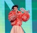 Eurovisión estalla por los aires: Nemo, ganador de 2024, devuelve su trofeo