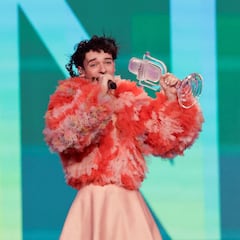 Eurovisión estalla por los aires: Nemo, ganador de 2024, devuelve su trofeo