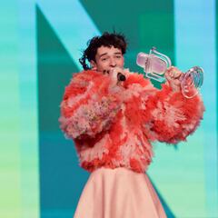 Nemo, el ganador de Eurovisión, rompe el micrófono de cristal