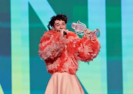 Eurovisión estalla por los aires: Nemo, ganador de 2024, devuelve su trofeo