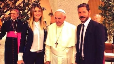 Simeone y su mujer, Carla Pereyra, con el Papa Francisco. El entrenador y la modelo, ambos argentinos, fueron recibidos por su compatriota en el Vaticano.