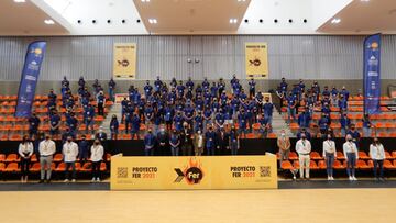 Foto de familia de los atletas participantes en el Proyecto FER 2021 con el presidente de la Fundación Trinidad Alfonso, Juan Roig.