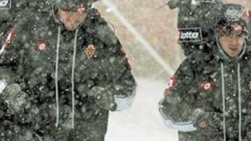 <b>UN MANTO BLANCO. </b> Sobre estas líneas, los jugadores se divierten con la nieve en la Ciudad Deportiva; abajo, La Romareda, cubierta por un manto blanco de 15 centímetros.