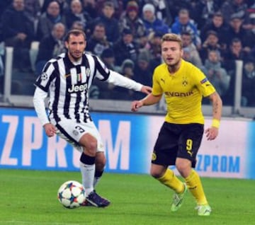 Giorgio Chiellini disputa el balón con Ciro Immobile.