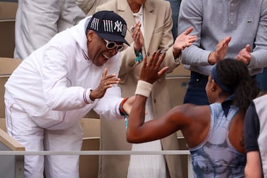 Coco Gauff celebra la victoria con el cineasta estadounidense Spike Lee. 
