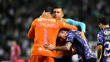 Luis Malagon, Jose Rodriguez and Alejandro Zendejas of America during the 11th round match between Leon and America as part of the Liga BBVA MX, Torneo Apertura 2024 at Nou Camp Stadium on October 05, 2024 in Leon, Guanajuato, Mexico.