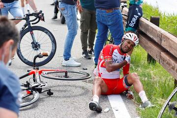 El ciclista del equipo Cofidis, Natnael Berhane de Eritrea, después de una caída durante la 15ª etapa del Giro de Italia 2021, una carrera de 147 km entre Grado y Goriziav