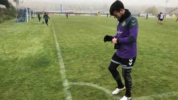 Jose, jugador del Real Valladolid, se retiró del entrenamiento con ostensibles gestos de dolor.