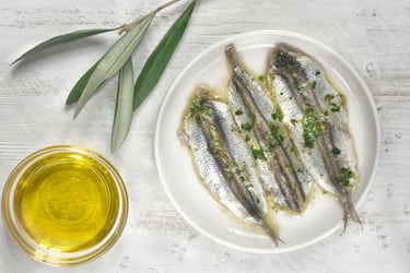 Un buen boquerón en vinagre es una auténtica delicia. También muy popular en Andalucía, consistente en lomos de boquerón fresco (pescado azul) marinados en vinagre y sal.