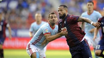 Jonny, del Celta, pelea un bal&oacute;n con Bebe, del Eibar.