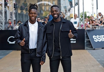 Iñaki y Nico Williams pasaron ayer del verde del césped de los campos de fútbol al rojo de la alfombra del Festival de San Sebastián en el estreno de un documental que muestra sus vidas. “Aquí la valiente ha sido su madre, María”, subrayó el director, Raúl de la Fuente. Nico está mejor tras sufrir el jueves una contusión en el pie izquierdo.