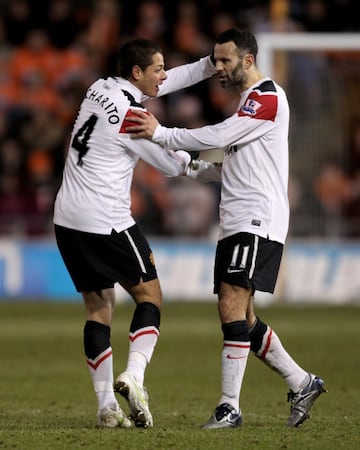 Chicharito también compartió cancha con la leyenda, quien también lo tuvo como auxiliar técnico durante corto tiempo.