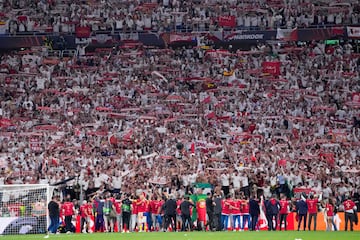 El sevillismo al completo, jugadores y afición, celebrando 'La Septima'.