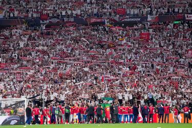 El sevillismo al completo, jugadores y afición, celebrando 'La Septima'.