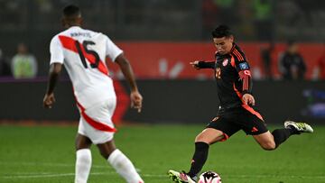James Rodríguez, a punto de dar un pase en el amistoso ante Perú.