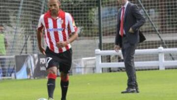 RICO CUMPLE POR FIN SU SUEÑO. Mikel Rico soñaba con regresar a casa y lo cumplió ayer. El volante vizcaíno, en la imagen observado por el presidente del Athletic, Josu Urrutia, eligió el dorsal 17, el de su ídolo Etxeberria, y tuvo que pedir permiso a Iñigo Pérez, que lo ostentaba hasta hace unos días, antes de marcharse cedido al Mallorca.