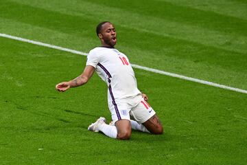 0-1. Raheem Sterling celebra el primer gol.