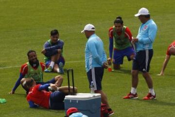 Hinchas de Universidad de Chile realizan banderazo en el Estadio Nacional, previo al Superclásico del domingo 02 de Octubre del 2016.
