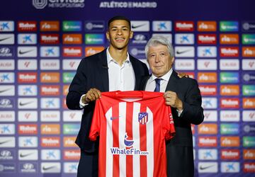 El defensa uruguayo fue presentado como nuevo jugador rojiblanco y recibi¨® su nueva camiseta de manos del presidente del Atl¨¦tico de Madrid, Enrique Cerezo. El jugador llega procedente del Racing Club de Montevideo.