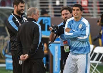 Luis Suárez en el banquillo.