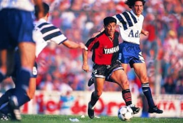 Después del Sevilla, Maradona tuvo un breve paso por el Newell´s argentino (1993-1994). Se consideraba preparado para jugar el que sería su último Mundial.