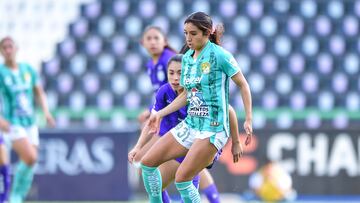 Ana Campa (der) durante un partido de León Femenil.