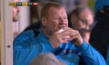 Wayne Shaw comiendo en el banquillo durante el partido de quinta ronda de la FA Cup que disputó su equipo, el Sutton United de quinta división, contra el Arsenal.