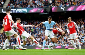 Manchester City's Rodri in action against Arsenal players Ødegaard, Havertz, Jorginho and Rice.