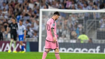 AME6477. MONTERREY (MÉXICO), 10/04/2024.- Lionel Messi de Inter Miami reacciona este miércoles, en un partido de los cuartos de final de la Copa Campeones de la Concacaf entre Rayados de Monterrey e Inter Miami, en el estadio BBVA en Monterrey (México). EFE/ Miguel Sierra