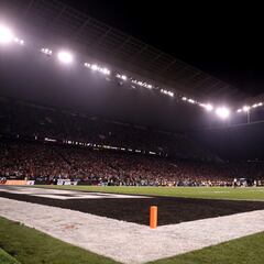 What kind of field is the Eagles-Packers game in São Paulo?