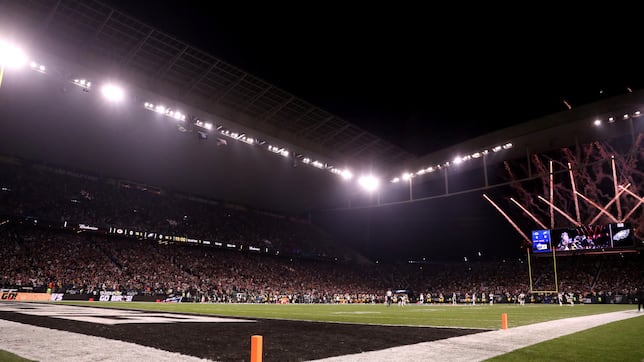 What kind of field is the Eagles-Packers game in São Paulo?