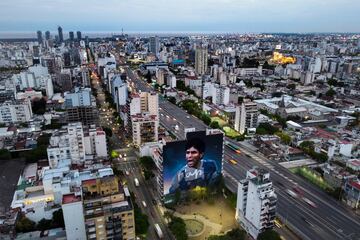 El artista argentino Martín Ron está terminando un gran mural que se ha expuesto en la capital argentina con motivo de lo que sería el 62 cumpleaños de la leyenda el 30 de octubre. 