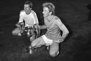 13 de Mayo 1976 muestra Karl-Heinz Rummenigge (i), jugador del Bayern Múnich posando con el trofeo de la Copa de Europa de fútbol que su equipo ganó en el partido ante el Saint Etienne por 1-0 en Glasgow.